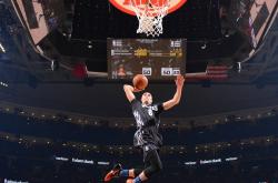 开云体育在线-唯一性之夜，当38岁的勒布朗·詹姆斯在总决赛舞台上交出全程高能输出的终极答案