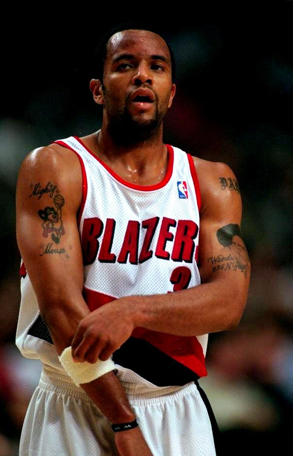 出色球员谱写传奇，灌篮得分领先