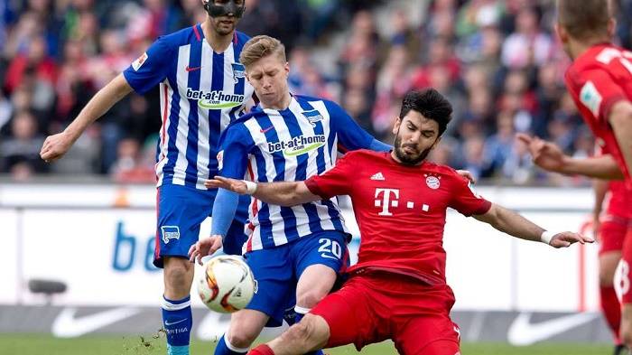 柏林赫塔冲刺胜利,球迷热情支持 柏林赫塔冲刺胜利,球迷热情支持