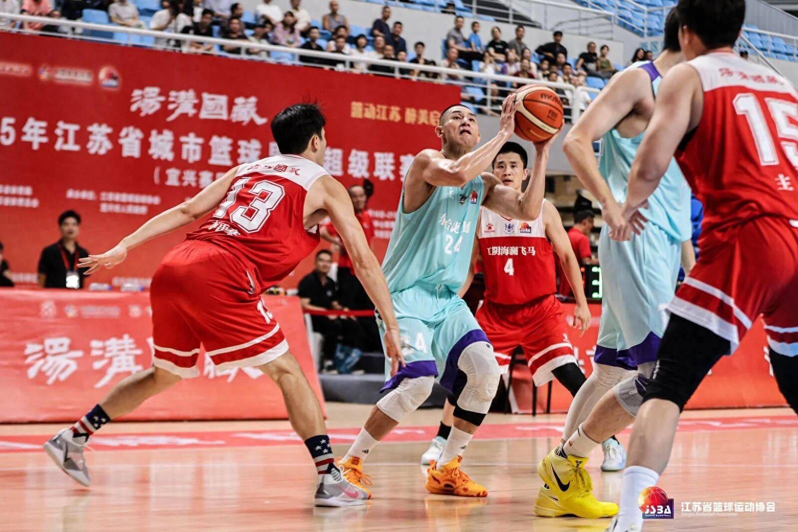 世界篮球巅峰对决，强手如云场面火爆