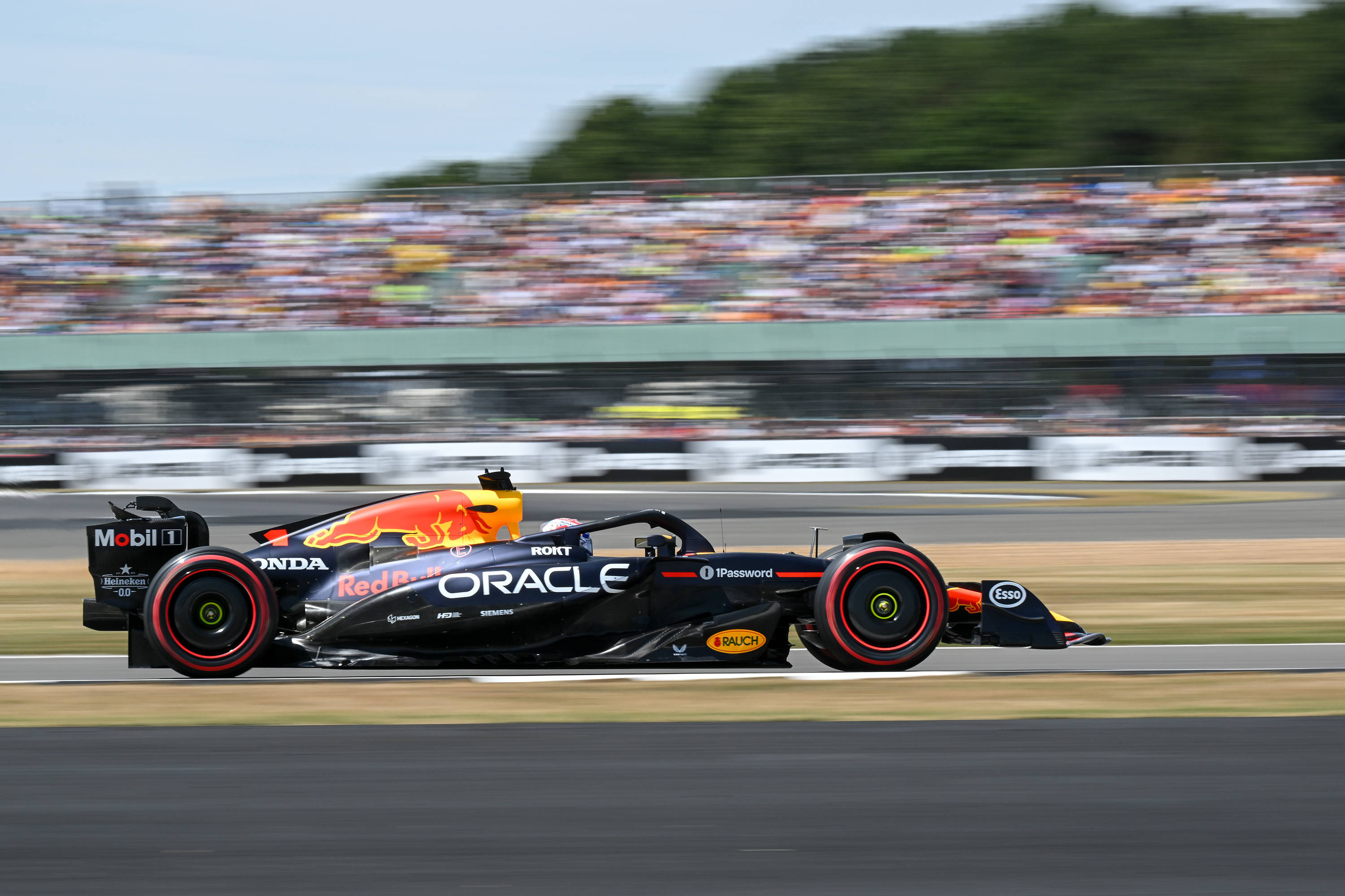 梅赛德斯完胜哈斯车队,维斯塔潘刷新纪录的简单介绍 梅赛德斯完胜哈斯车队,维斯塔潘刷新纪录的简单介绍