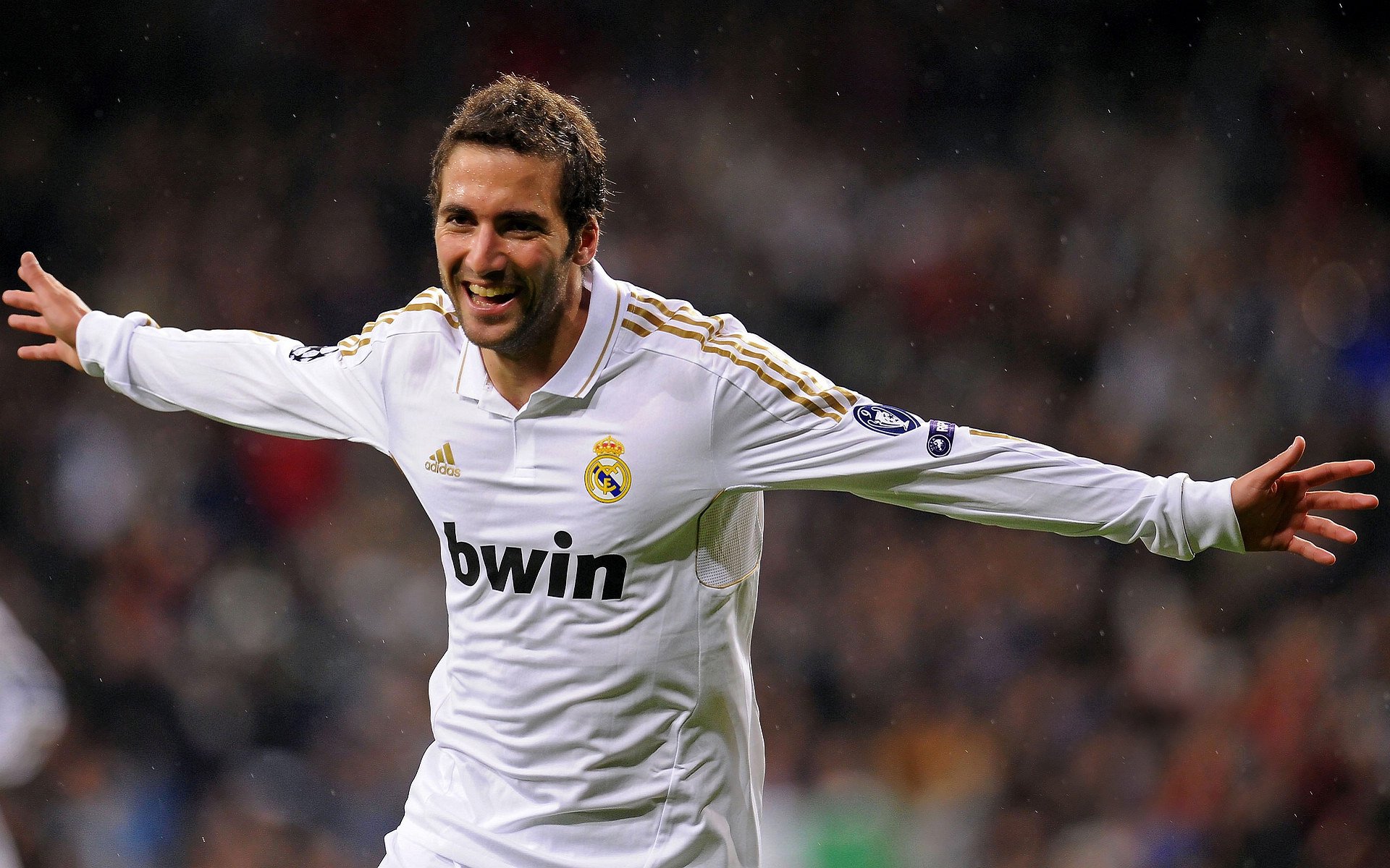 光芒刺破暮色，周冠宇最后一圈的绝杀，与一个新纪元的开始